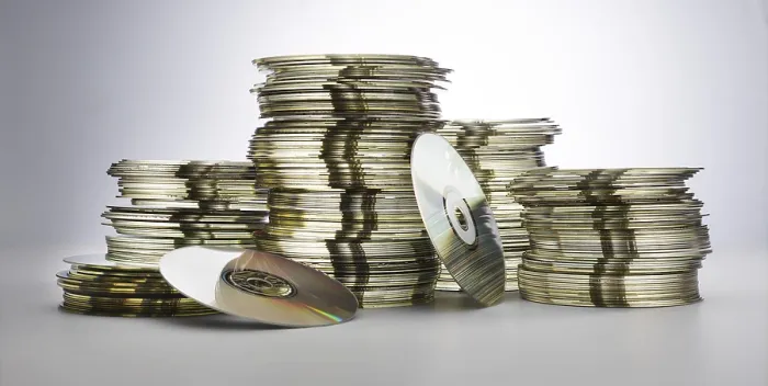 Gerahmter Druck : Veraltete DVDs und CDs, Entsorgung. Gerahmter Druck : Veraltete DVDs und CDs, Entsorgung.