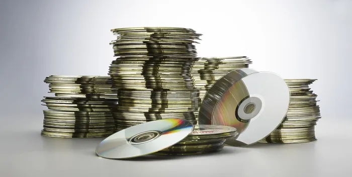 Gerahmter Druck : Abergebrachte DVDs und CDs, Entsorgung. Gerahmter Druck : Abergebrachte DVDs und CDs, Entsorgung.