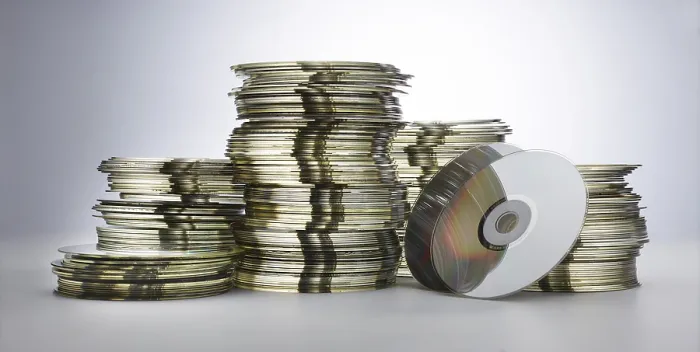 Gerahmter Druck : Verschrottete DVDs und CDs, Entsorgung. Gerahmter Druck : Verschrottete DVDs und CDs, Entsorgung.