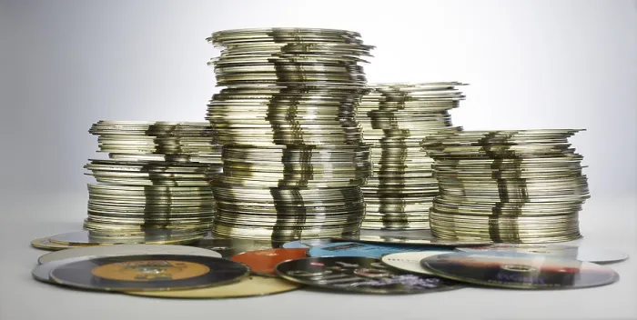 Gerahmter Druck : Abergebrachte DVDs und CDs, Entsorgung. Gerahmter Druck : Abergebrachte DVDs und CDs, Entsorgung.
