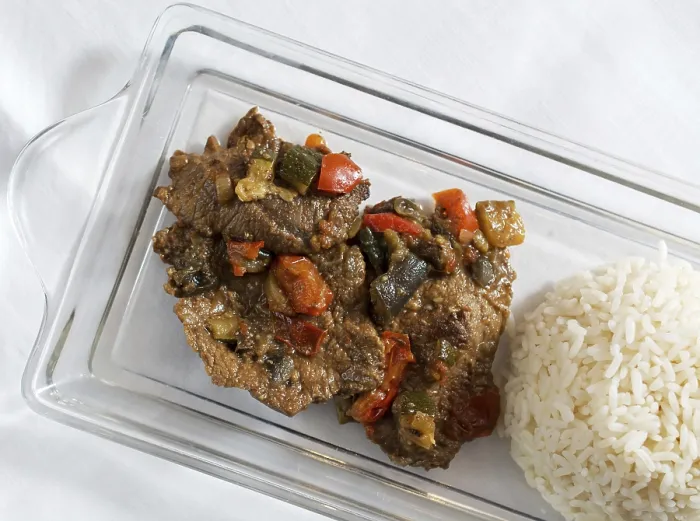 Gerahmter Druck : Gericht mit Rindfleisch, Tomaten und Gemüse. Gerahmter Druck : Gericht mit Rindfleisch, Tomaten und Gemüse.