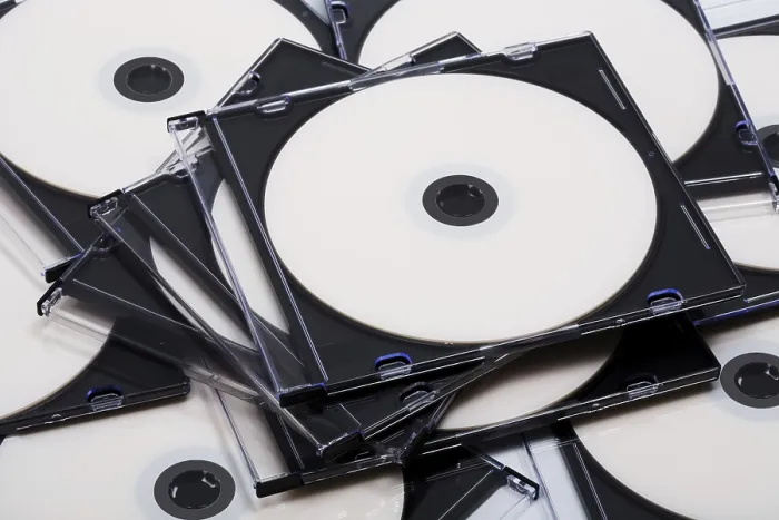 Gerahmter Druck : Platten cd in Kisten als Hintergrund. Gerahmter Druck : Platten cd in Kisten als Hintergrund.