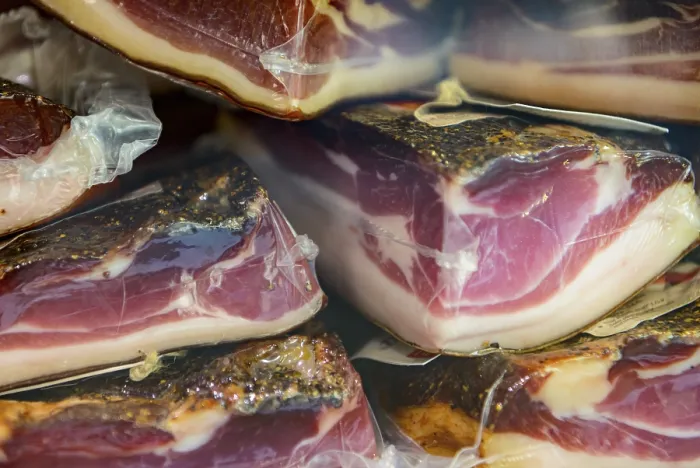 Gerahmter Druck : Typischer Südtiroler Speck in einem Metzger, Fleischprodukte, Delikatessen, Meran, Trentino-Alto Adige / Südtirol Gerahmter Druck : Typischer Südtiroler Speck in einem Metzger, Fleischprodukte, Delikatessen, Meran, Trentino-Alto Adige / Südtirol