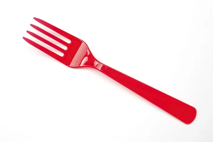Gerahmter Druck : Verpackungsmüllbesteck, roter Plastikgabel, Gabel. Gerahmter Druck : Verpackungsmüllbesteck, roter Plastikgabel, Gabel.