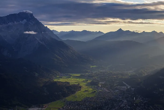 Gerahmter Druck : Fernansicht einer Stadt vor Bergen im Abendlicht. Gerahmter Druck : Fernansicht einer Stadt vor Bergen im Abendlicht.