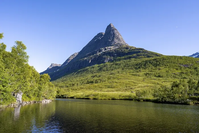 Gerahmter Druck : Einzigartiger Berggipfel Innerdalstarnet Gerahmter Druck : Einzigartiger Berggipfel Innerdalstarnet