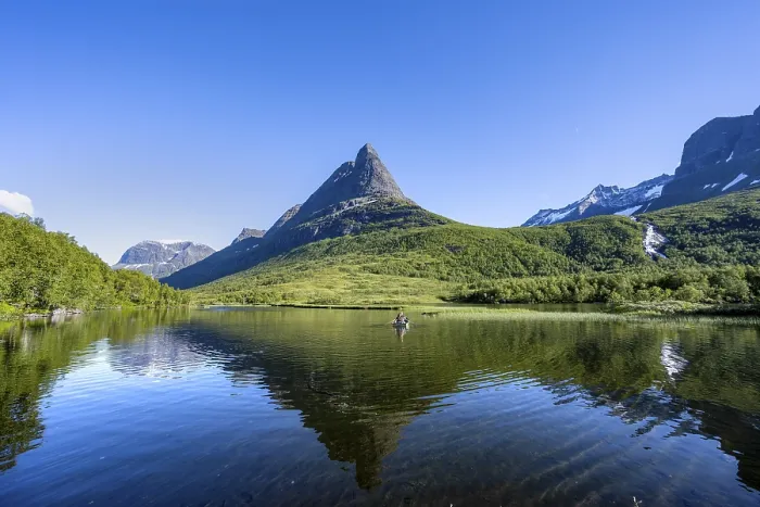 Gerahmter Druck : Blick auf den Berggipfel Innerdalstarnet, im Spiegelbild des Litlvatnet-Sees mit Ruderboot, idyllischer Berglandschaft und dem Hochtal Innerdalen in Sunndal, Møre og Romsdal, Vestlandet, Norwegen Gerahmter Druck : Blick auf den Berggipfel Innerdalstarnet, im Spiegelbild des Litlvatnet-Sees mit Ruderboot, idyllischer Berglandschaft und dem Hochtal Innerdalen in Sunndal, Møre og Romsdal, Vestlandet, Norwegen