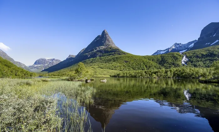 Gerahmter Druck : Blick auf den Berggipfel Innerdalstarnet, im Litlvatnet spiegelnd, malerische Berglandschaft, das Hochtal Innerdalen, Sunndal, More og Romsdal, Vestlandet. Gerahmter Druck : Blick auf den Berggipfel Innerdalstarnet, im Litlvatnet spiegelnd, malerische Berglandschaft, das Hochtal Innerdalen, Sunndal, More og Romsdal, Vestlandet.