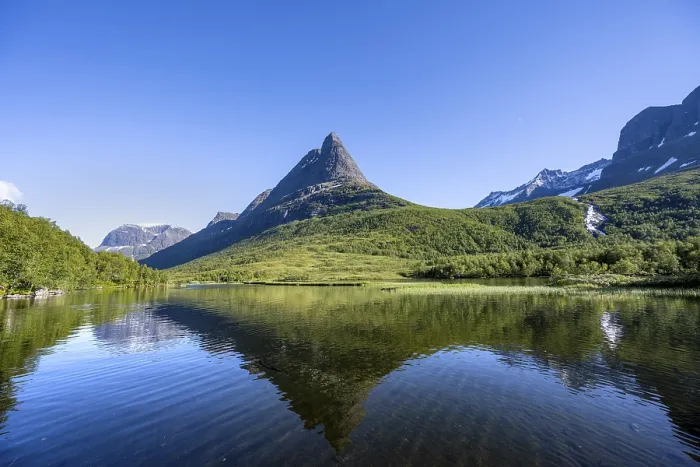 Gerahmter Druck : Innerdalstarnet, Spiegelbild im Litlvatnet, malerischer Bergpanorama, Innerdalen Hochtal, Sunndal, Møre og Romsdal, Vestlandet, Norwegen Gerahmter Druck : Innerdalstarnet, Spiegelbild im Litlvatnet, malerischer Bergpanorama, Innerdalen Hochtal, Sunndal, Møre og Romsdal, Vestlandet, Norwegen