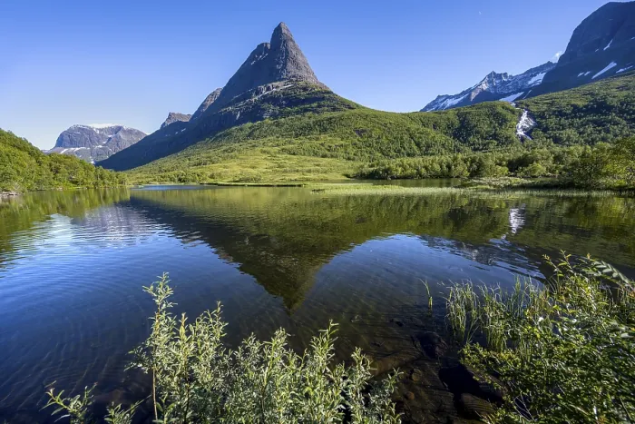 Gerahmter Druck : Einzigartiger Berggipfel Innerdalstarnet. Gerahmter Druck : Einzigartiger Berggipfel Innerdalstarnet.