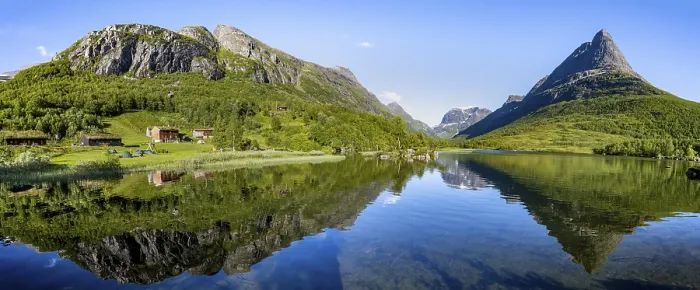 Gerahmter Druck : Einzigartiger Berggipfel Innerdalstarnet Gerahmter Druck : Einzigartiger Berggipfel Innerdalstarnet