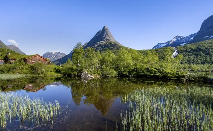 Gerahmter Druck : Einzigartiger Berggipfel Innerdalstarnet. Gerahmter Druck : Einzigartiger Berggipfel Innerdalstarnet.