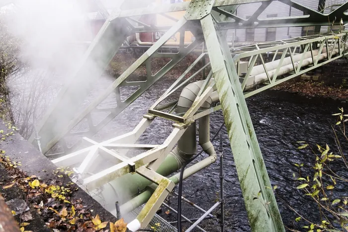 Gerahmter Druck : Wasserverteilungsrohr über der Wupper. Gerahmter Druck : Wasserverteilungsrohr über der Wupper.