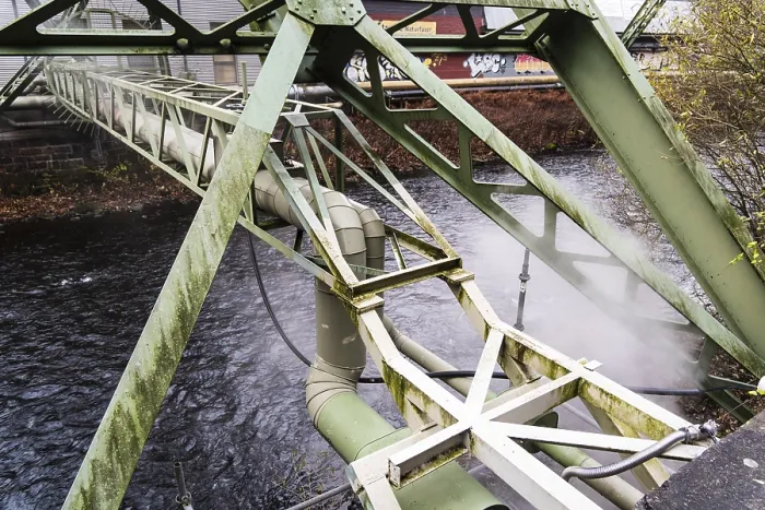 Gerahmter Druck : Wasserverteilungspipeline über die Wupper. Gerahmter Druck : Wasserverteilungspipeline über die Wupper.