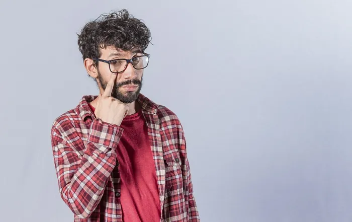 Gerahmter Druck : Misstrauischer Mann beobachtet Sie isoliert. Gerahmter Druck : Misstrauischer Mann beobachtet Sie isoliert.
