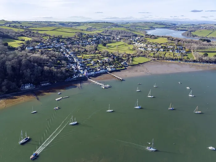Gerahmter Druck : Dittisham und Fluss Dart, Devon, England, Vereinigtes Königreich Gerahmter Druck : Dittisham und Fluss Dart, Devon, England, Vereinigtes Königreich
