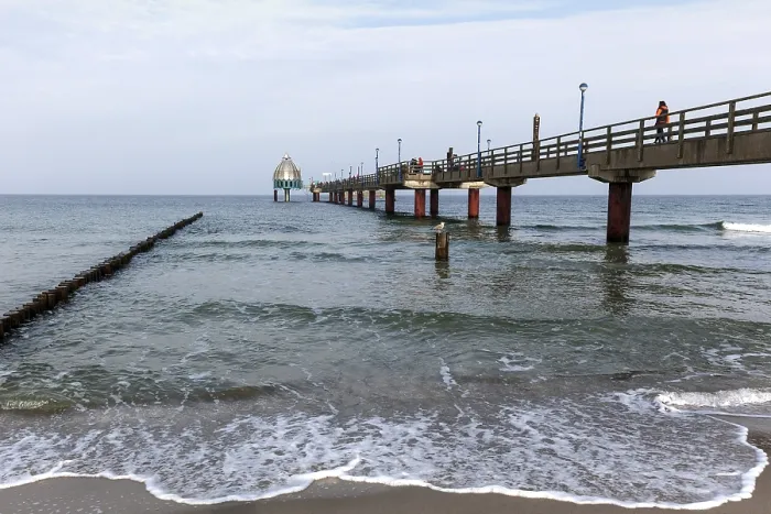Gerahmter Druck : Tauchgondel und Pier in Zingst Gerahmter Druck : Tauchgondel und Pier in Zingst