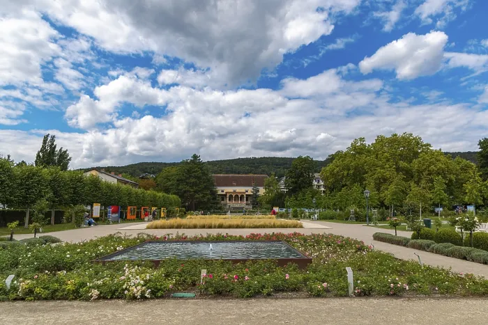 Gerahmter Druck : Doblhoffpark mit Schloss Weikersdorf Gerahmter Druck : Doblhoffpark mit Schloss Weikersdorf