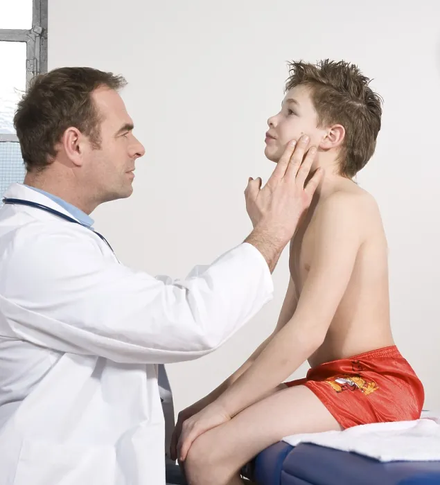 Gerahmter Druck : Ein Arzt untersucht einen Jungen. Gerahmter Druck : Ein Arzt untersucht einen Jungen.