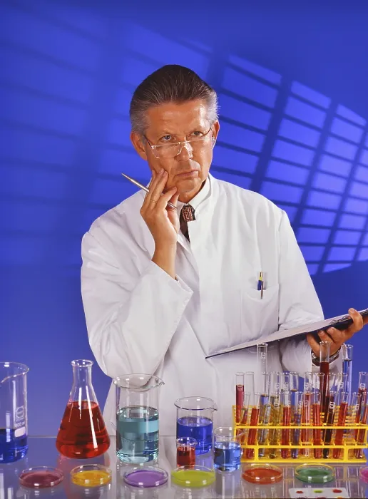 Gerahmter Druck : Ein Arzt experimentiert im Labor. Gerahmter Druck : Ein Arzt experimentiert im Labor.