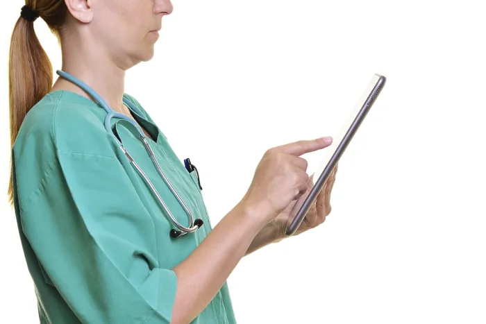 Gerahmter Druck : Arzt mit einem Tablet-Computer, Schnitt. Gerahmter Druck : Arzt mit einem Tablet-Computer, Schnitt.