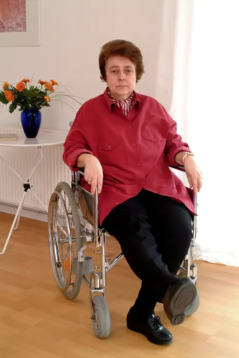 Gerahmter Druck : Übungen im Rollstuhl machen. Gerahmter Druck : Übungen im Rollstuhl machen.