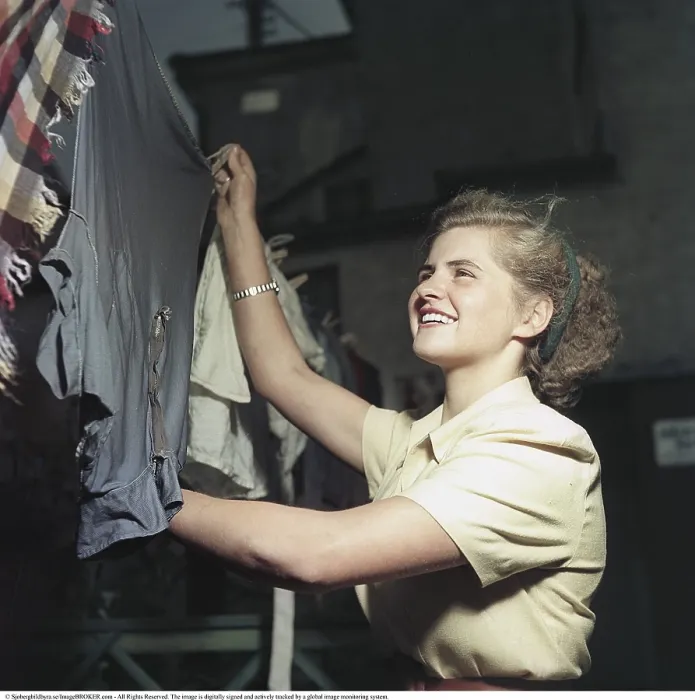 Gerahmter Druck : Die Wäsche zu machen in den 1950er Jahren. Gerahmter Druck : Die Wäsche zu machen in den 1950er Jahren.
