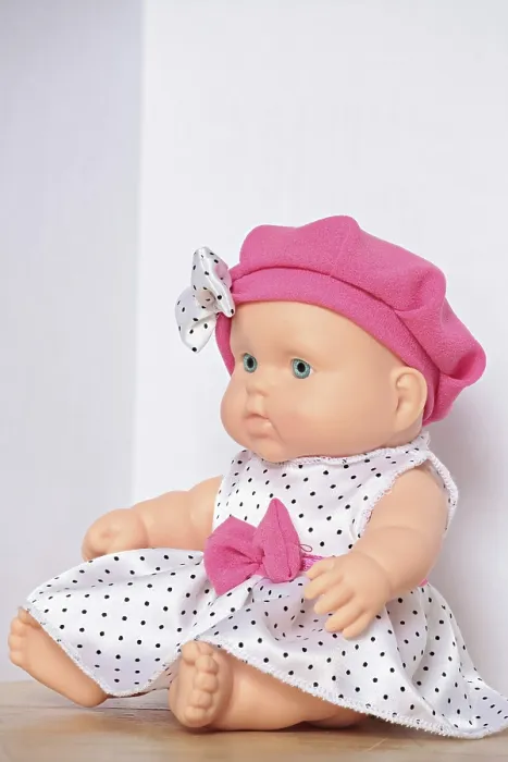 Gerahmter Druck : Puppe mit rosa Schleife nahe bei. Gerahmter Druck : Puppe mit rosa Schleife nahe bei.