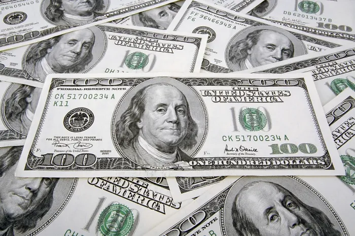 Gerahmter Druck : Hundert-Dollar-Scheine liegen flach. Gerahmter Druck : Hundert-Dollar-Scheine liegen flach.