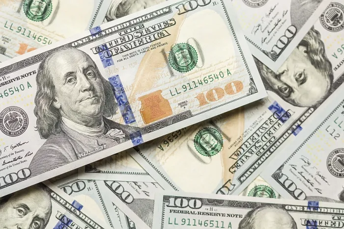 Gerahmter Druck : Hundert-Dollar-Scheine liegen auf einer flachen Oberfläche. Gerahmter Druck : Hundert-Dollar-Scheine liegen auf einer flachen Oberfläche.