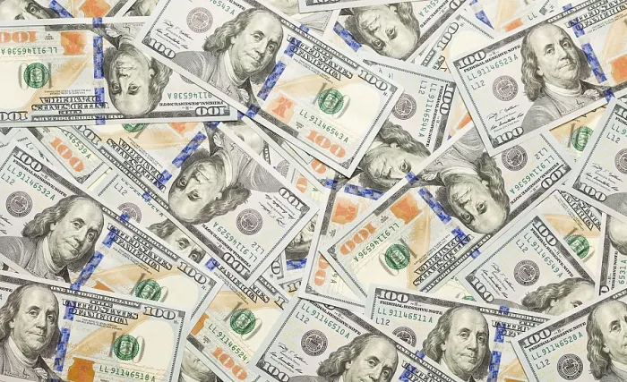 Gerahmter Druck : Hundert-Dollar-Scheine liegen auf einer flachen Oberfläche. Gerahmter Druck : Hundert-Dollar-Scheine liegen auf einer flachen Oberfläche.