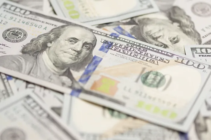 Gerahmter Druck : Hundert-Dollar-Scheine liegen auf einer flachen Oberfläche. Gerahmter Druck : Hundert-Dollar-Scheine liegen auf einer flachen Oberfläche.