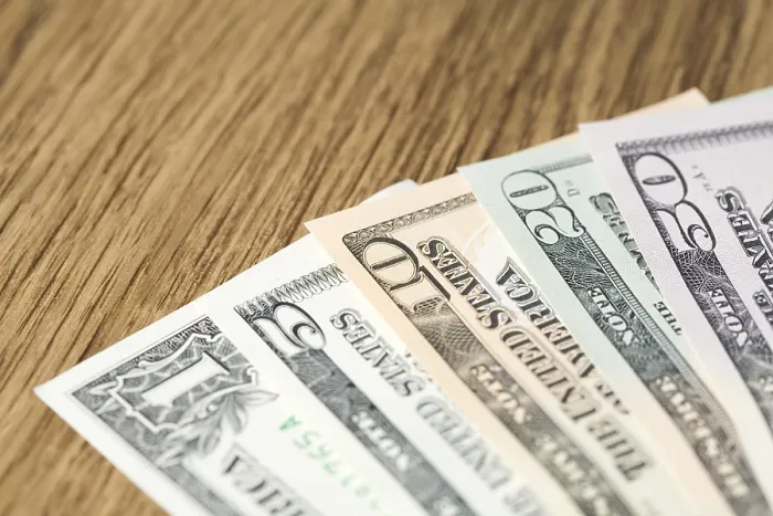 Gerahmter Druck : US-Dollar-Scheine in Reihe. Gerahmter Druck : US-Dollar-Scheine in Reihe.
