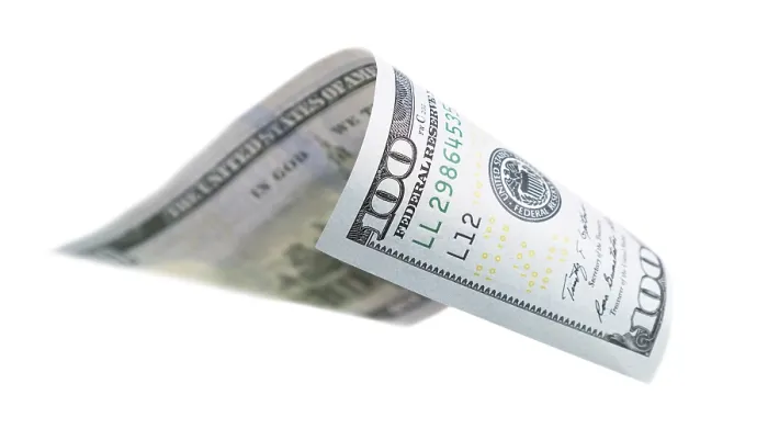 Gerahmter Druck : Ein 100-Dollar-Schein, der fällt oder schwebt auf leerem Hintergrund. Gerahmter Druck : Ein 100-Dollar-Schein, der fällt oder schwebt auf leerem Hintergrund.