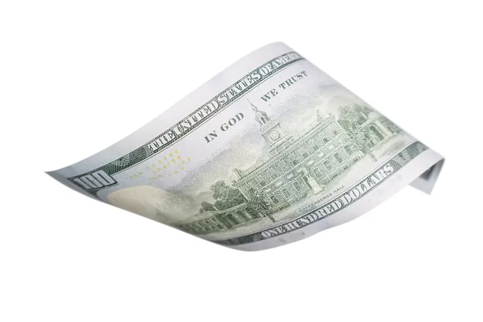 Gerahmter Druck : Ein 100-Dollar-Schein, der fällt oder auf einem leeren Hintergrund schwebt. Gerahmter Druck : Ein 100-Dollar-Schein, der fällt oder auf einem leeren Hintergrund schwebt.