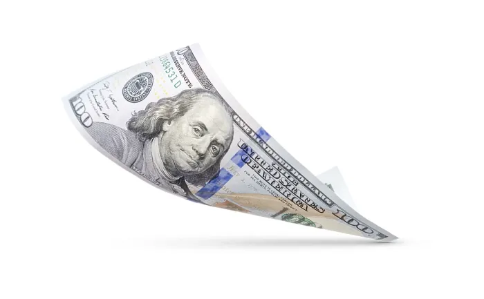 Gerahmter Druck : Ein 100-Dollar-Schein, der auf die Oberfläche fällt, mit Schattenabdruck isoliert auf weißem Hintergrund. Gerahmter Druck : Ein 100-Dollar-Schein, der auf die Oberfläche fällt, mit Schattenabdruck isoliert auf weißem Hintergrund.