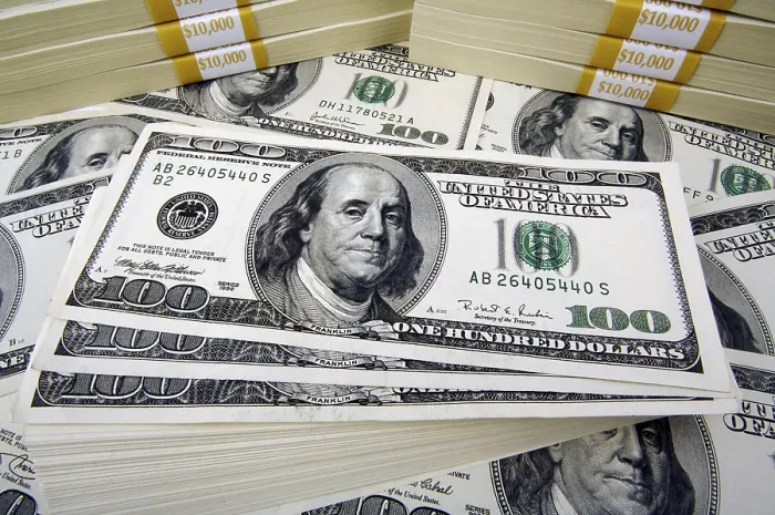 Gerahmter Druck : Hundert-Dollar-Scheine stapeln. Gerahmter Druck : Hundert-Dollar-Scheine stapeln.