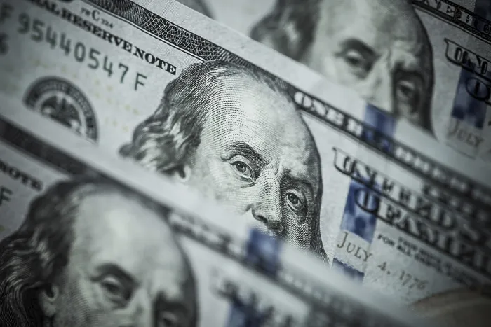 Gerahmter Druck : Hundertdollarscheine in Reihe. Gerahmter Druck : Hundertdollarscheine in Reihe.