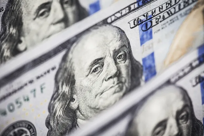 Gerahmter Druck : Hundertdollarscheine in Reihe. Gerahmter Druck : Hundertdollarscheine in Reihe.