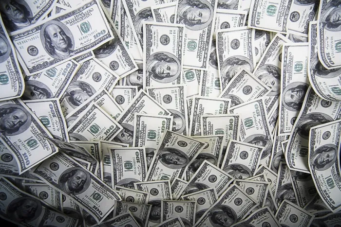 Gerahmter Druck : Einhundert-Dollar-Haufen als Hintergrund. Gerahmter Druck : Einhundert-Dollar-Haufen als Hintergrund.