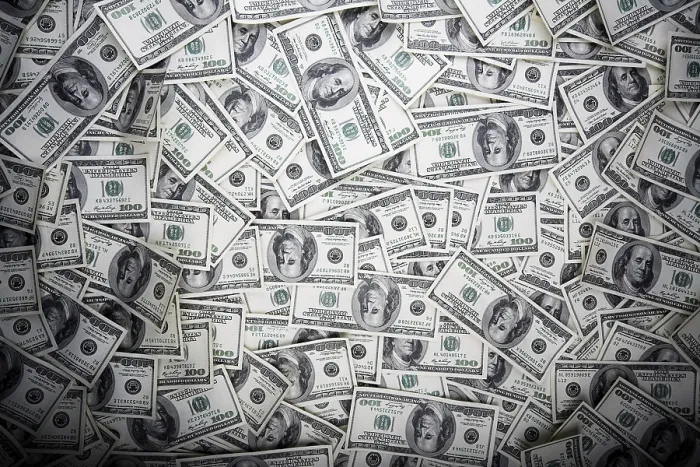 Gerahmter Druck : Hundert Dollar Haufen als Hintergrund. Gerahmter Druck : Hundert Dollar Haufen als Hintergrund.