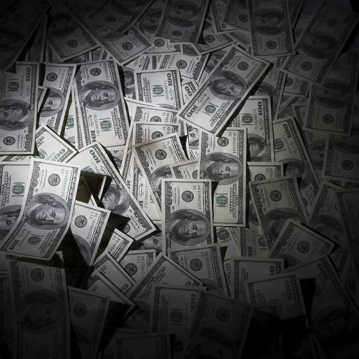 Gerahmter Druck : Ein hundert-Dollar-Haufen als Hintergrund. Gerahmter Druck : Ein hundert-Dollar-Haufen als Hintergrund.