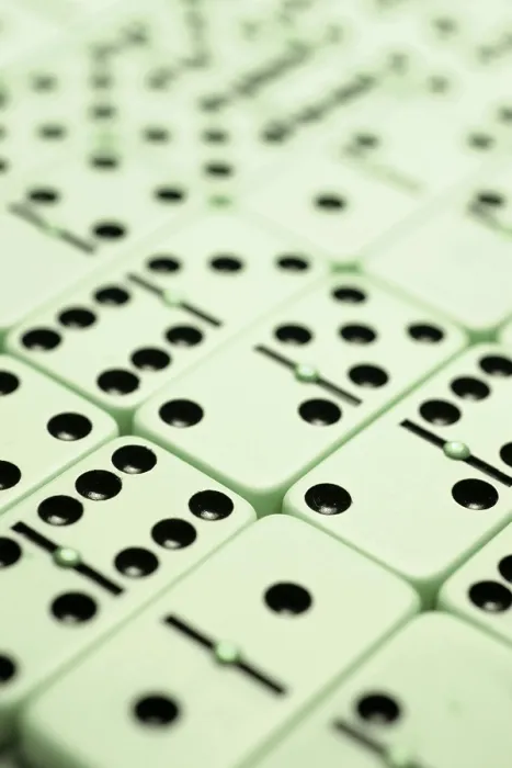 Gerahmter Druck : Dominoes Gerahmter Druck : Dominoes