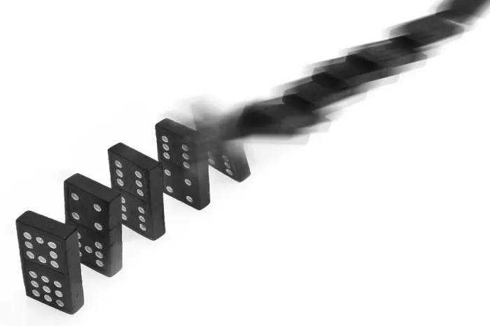 Gerahmter Druck : Dominoes fallen um.