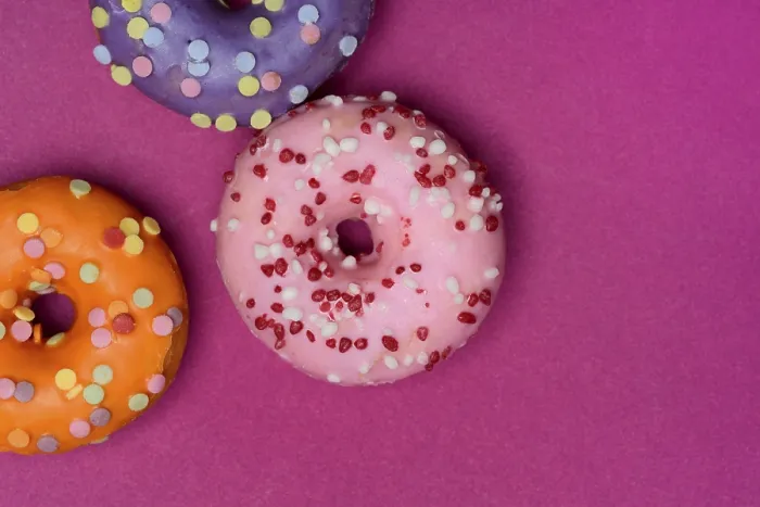 Gerahmter Druck : Donuts auf rosa Hintergrund, doughnut.