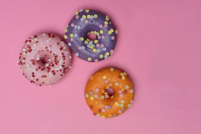 Gerahmter Druck : Donuts auf rosa Hintergrund, doughnut Gerahmter Druck : Donuts auf rosa Hintergrund, doughnut