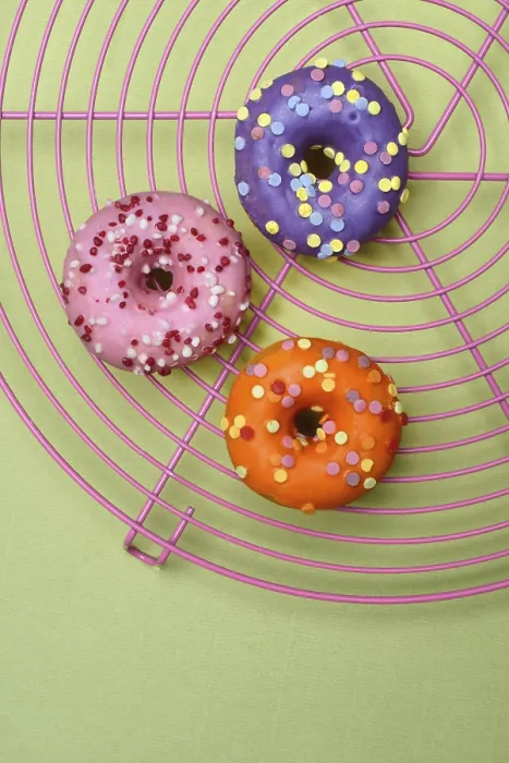 Gerahmter Druck : Donuts auf Drahtgestell, doughnut. Gerahmter Druck : Donuts auf Drahtgestell, doughnut.