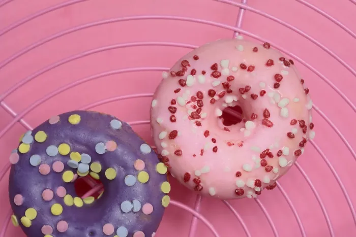 Gerahmter Druck : Donuts auf Drahtgitter, doughnut. Gerahmter Druck : Donuts auf Drahtgitter, doughnut.
