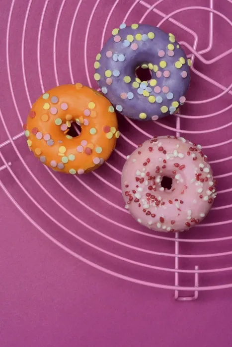 Gerahmter Druck : Donuts auf Drahtgestell, doughnut. Gerahmter Druck : Donuts auf Drahtgestell, doughnut.