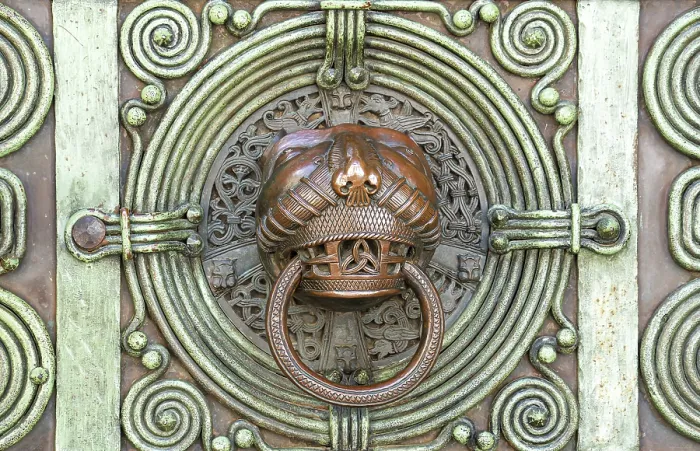 Gerahmter Druck : Türklopfknopf, Kopf, Ring. Gerahmter Druck : Türklopfknopf, Kopf, Ring.